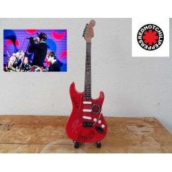 miniatuur gitaar Fender Stratocaster Red Hot Chili Peppers (RHCP) gesigneerd Tribute