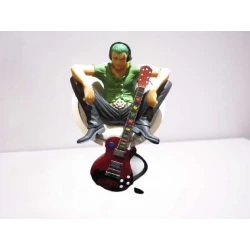 Rock action figure Vinsmoke met kuipstoel en gitaar